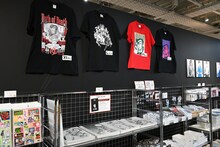 「Kの系譜」のグッズ売り場。 (c)真船一雄／講談社