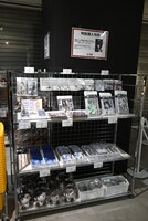「Kの系譜」のグッズ売り場。 (c)真船一雄／講談社