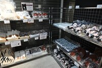 「Kの系譜」のグッズ売り場。 (c)真船一雄／講談社