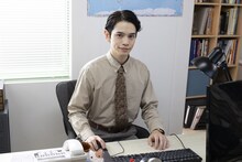 鈴木康介演じる秋那千尋。