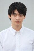 月城泉役の平田雄也。