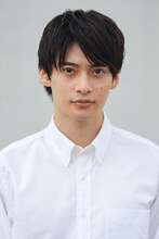 月城泉役の平田雄也。