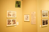 パネルには制作秘話や当時の自身のこと、現在振り返っての思いなどが綴られている。キャプションにもエピソードやメッセージが詰め込まれており、見逃せない。