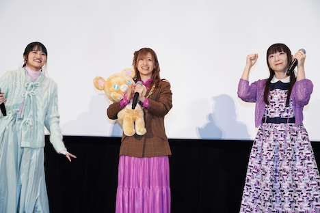 左から早見沙織、高橋李依、堀江由衣。