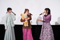 左から早見沙織、高橋李依、堀江由衣。