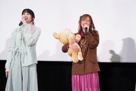 左から早見沙織、高橋李依。