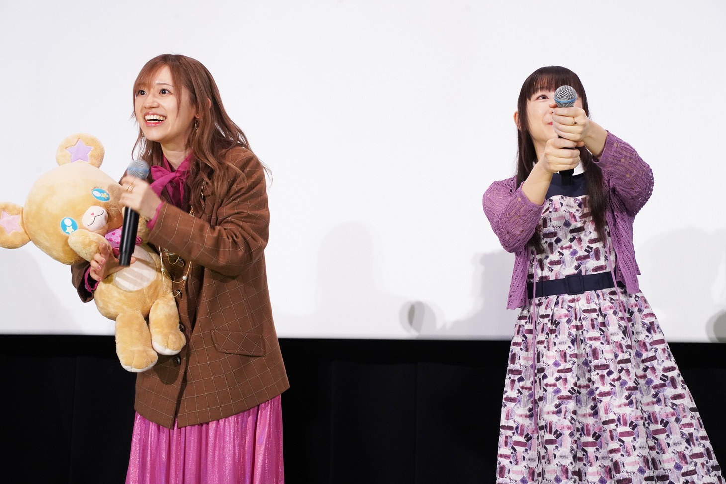 左から高橋李依、堀江由衣。