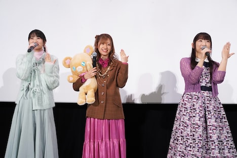 指輪を見せるキャスト陣。