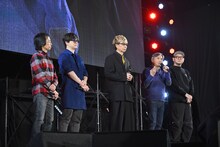 「東京コミコン 2024」内の「ニンジャバットマン対ヤクザリーグ」ワールドプレミアより。左から高木真司監督、水崎淳平監督、山寺宏一、中島かずき、岡崎能士。