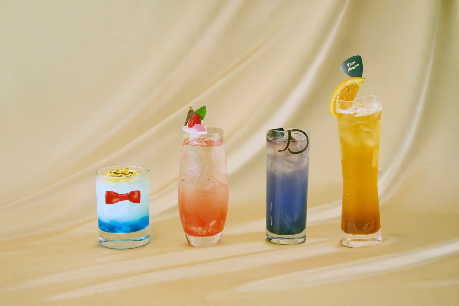 「スペシャルドリンク＆コースターセット」。左から「小さくなった名探偵 レモン・ホワイトウォーター」「桜舞う 蘭のピーチソーダ」「眠りの小五郎 ライム・ジンジャーソーダ」「安室透のスモーキー・オレンジティーソーダ」。
