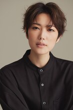 サン役の七海ひろき。