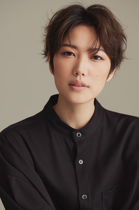 サン役の七海ひろき。