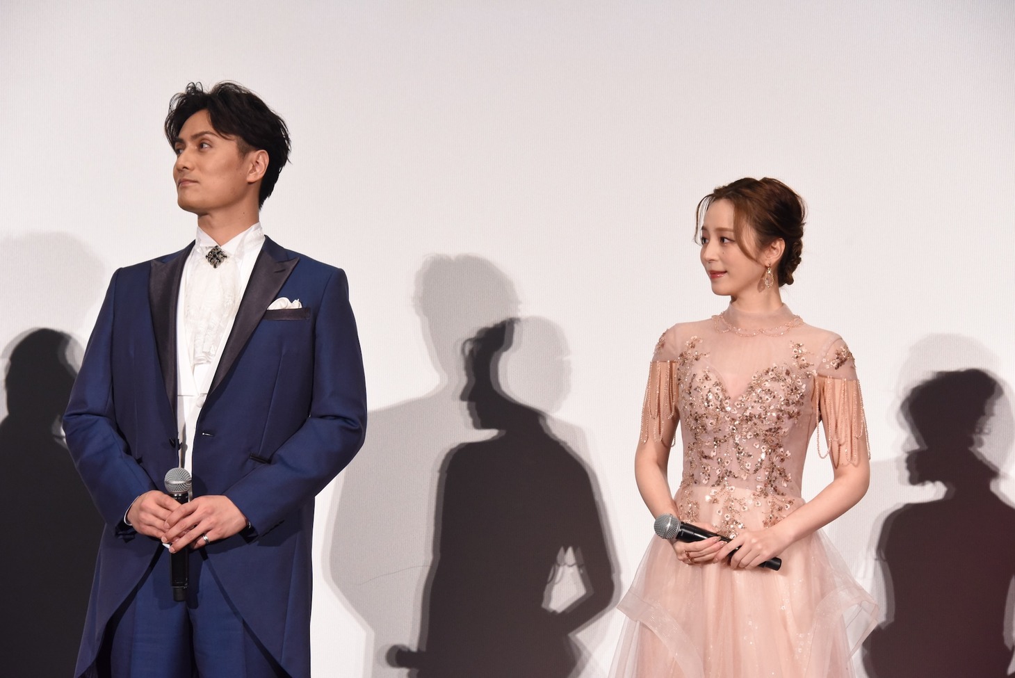 左から加藤和樹、平野綾。
