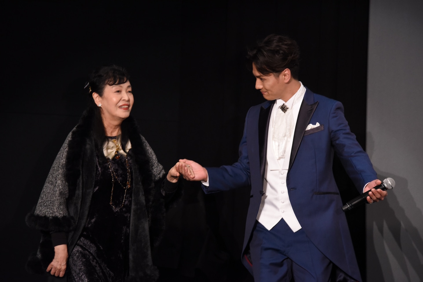 加藤和樹にエスコートされ入場する池田理代子。