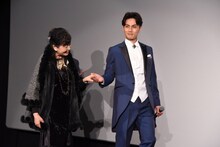 加藤和樹にエスコートされ入場する池田理代子。