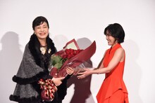 花束を贈られる池田理代子。