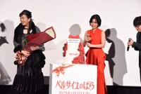 花束とケーキを贈られる池田理代子。