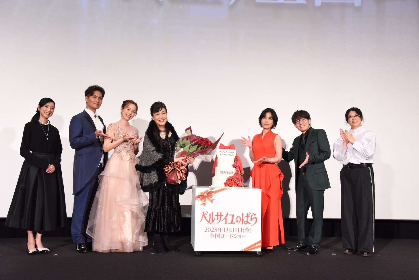 左から黒木瞳、加藤和樹、平野綾、池田理代子、沢城みゆき、豊永利行、吉村愛監督。