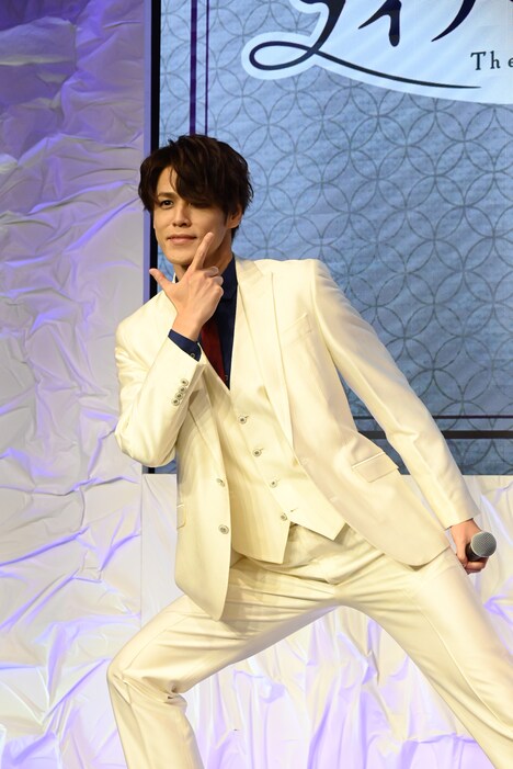 キービジュアルの風祭京一郎と同じポーズを決め出す宮野真守。