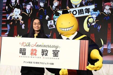 左から福山潤、殺せんせー。