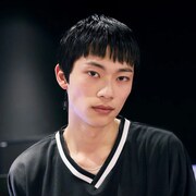 栗原颯人扮する芸間敦。