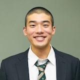 日高由起刀扮する松田賢。