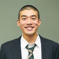 日高由起刀扮する松田賢。