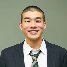 日高由起刀扮する松田賢。