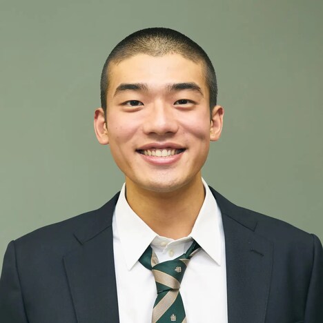 日高由起刀扮する松田賢。