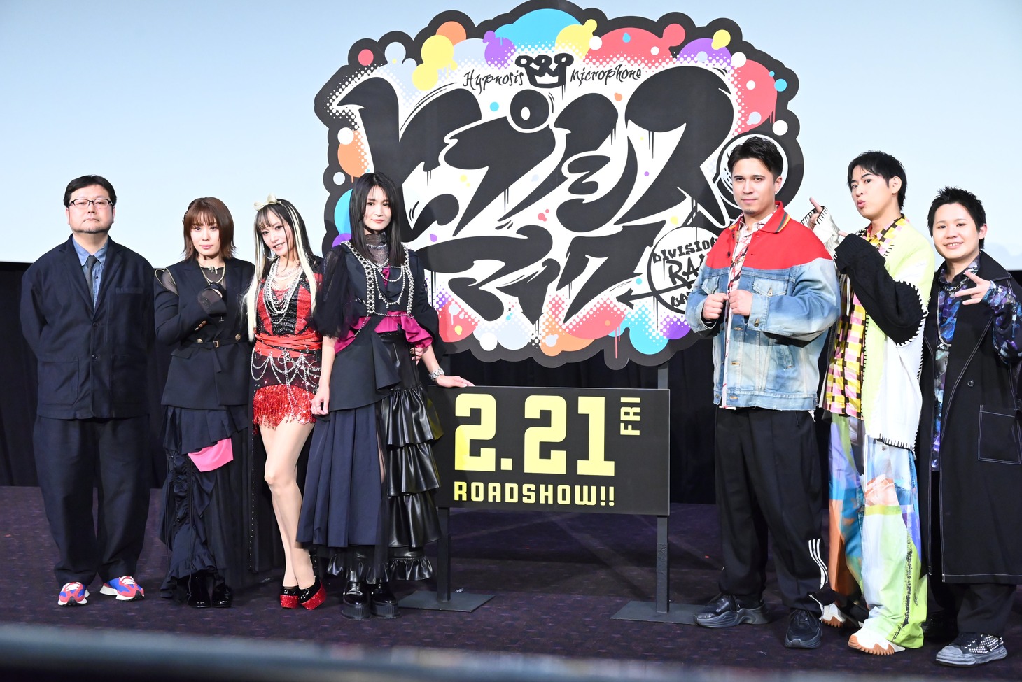 左から辻本貴則監督、山本希望、たかはし智秋、小林ゆう、木村昴、白井悠介、葉山翔太。