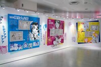 「生誕20周年記念 銀魂展 ～はたちのつどい～」の様子。