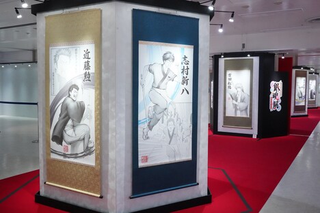 「生誕20周年記念 銀魂展 ～はたちのつどい～」の様子。描き下ろしのキャラクタービジュアルを使用した約2mの巨大掛け軸風造作。