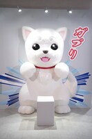 「生誕20周年記念 銀魂展 ～はたちのつどい～」の様子。定春に頭をガブリと噛まれた写真を撮ることができるフォトスポット。