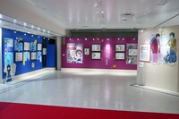 「生誕20周年記念 銀魂展 ～はたちのつどい～」の様子。