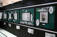 「生誕20周年記念 銀魂展 ～はたちのつどい～」の様子。