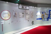 「生誕20周年記念 銀魂展 ～はたちのつどい～」の様子。