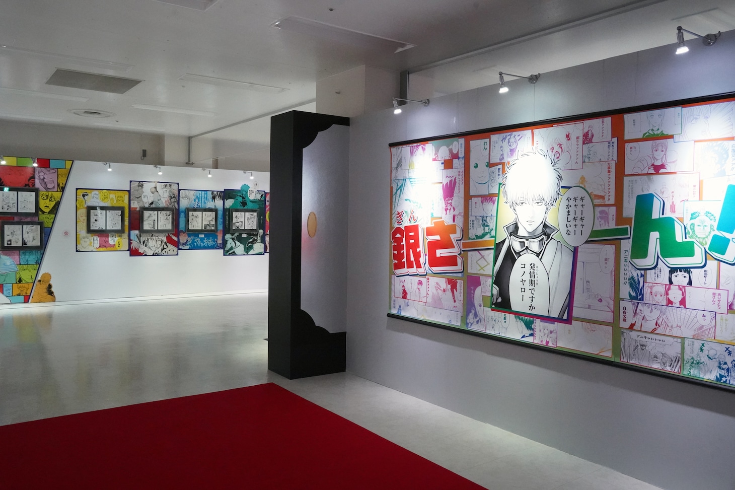 「生誕20周年記念 銀魂展 ～はたちのつどい～」の様子。