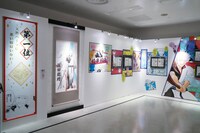 「生誕20周年記念 銀魂展 ～はたちのつどい～」の様子。