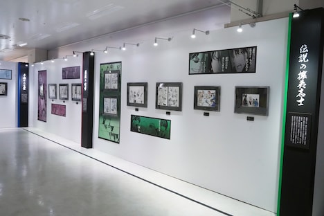 「生誕20周年記念 銀魂展 ～はたちのつどい～」の様子。