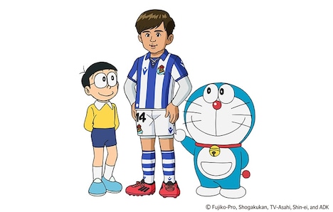 のび太(左)、久保建英選手(中央)、ドラえもん(右)。