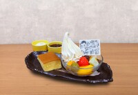 「『かんみこより』御堂筋翔 捕（トゥか）まえた ハーフどら焼きとハーフクレミアあんみつ」※ドリンク付き