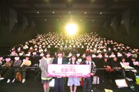TVアニメ「君のことが大大大大大好きな100人の彼女」第2期の先行上映会の様子。左から進藤あまね、加藤渉、長縄まりあ、バッファロー吾郎・竹若元博。