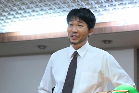 高橋努演じる岡部靖文。