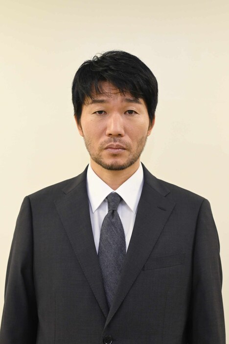 高橋努演じる岡部靖文。