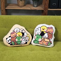 「LINE FRIENDS minini POP-UPストア」で販売される「もちもちダイカットクッション」。