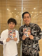 「お笑い芸人 入門百科」を手にするエバース。