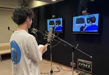 見里朝希総監督のアフレコ風景。