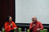 左からミランダ役の佐々木優子と安彦良和。