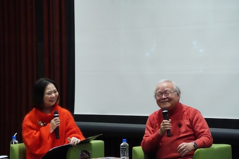 左からミランダ役の佐々木優子と安彦良和。