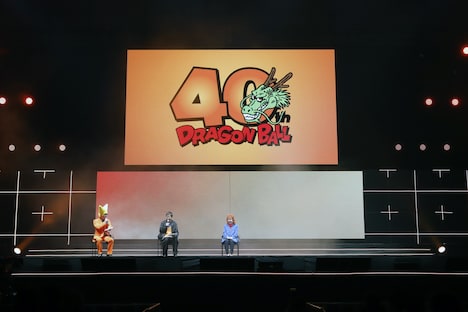 「DRAGON BALL」のステージイベントより。左からビクトリー・ウチダ、エグゼクティブプロデューサーの伊能昭夫、野沢雅子。(c) SHUEISHA Inc. All rights reserved.